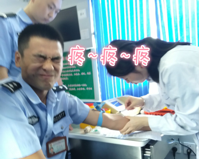 疼skr人！警察在移動(dòng)獻(xiàn)血車(chē)上的表情包亮了