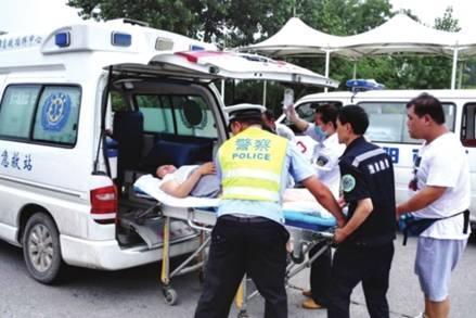 命懸一線牽動(dòng)人心，救護(hù)車臨危不亂治病救人_